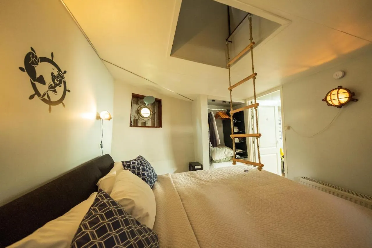 Botel Hotel De Coaster & Aquarium Ponton Rotterdam