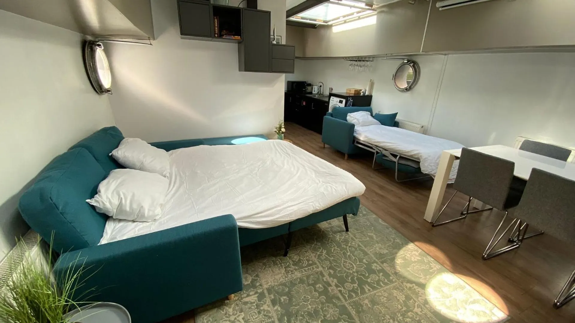 Hotel De Coaster & Aquarium Ponton Rotterdam