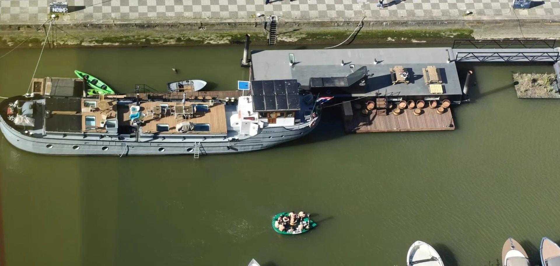 Botel Hotel De Coaster & Aquarium Ponton Rotterdam Niederlande